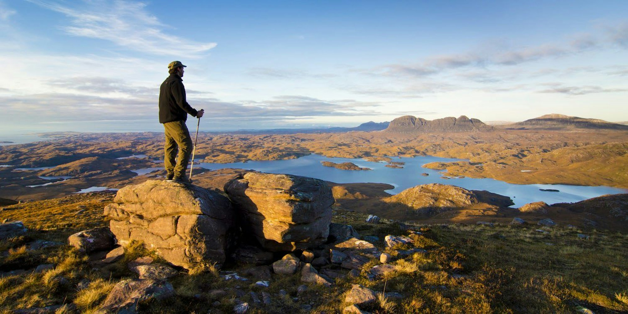 Ein Wanderer in den schottischen Highlands.