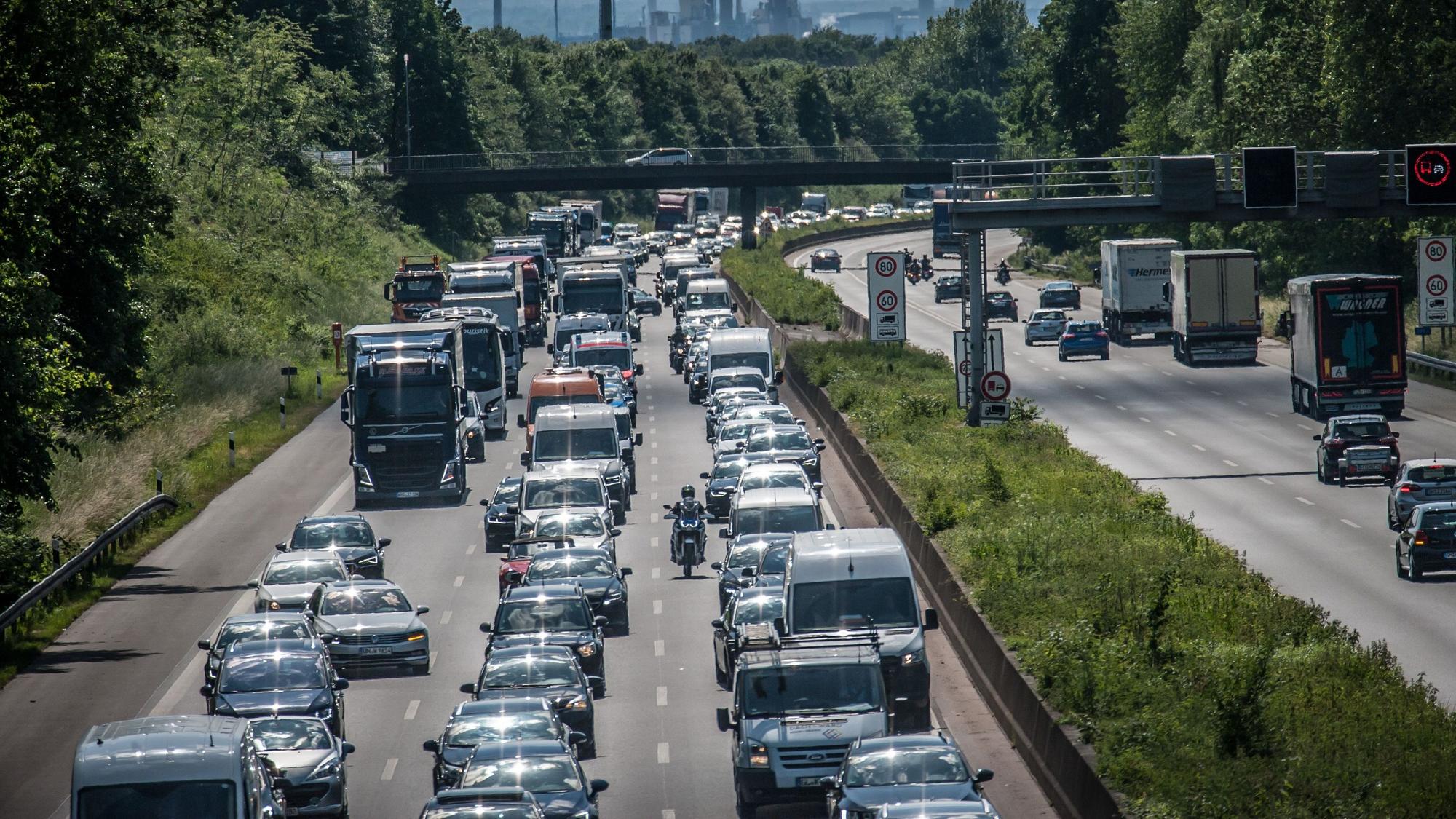 Stau Autobahn 1 höhe Altenberger Straße. Foto: Ralf Krieger