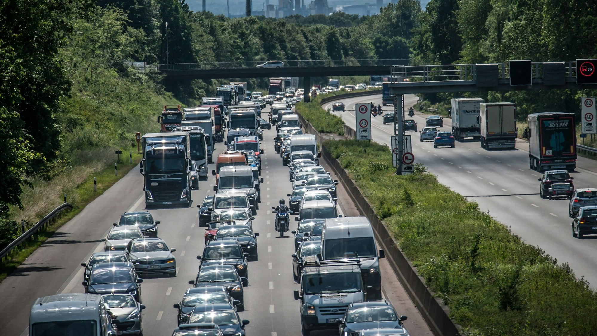 Stau Autobahn 1 höhe Altenberger Straße. Foto: Ralf Krieger