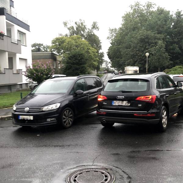 Zwei Autos in einer für den Verkehr gesperrten Straße