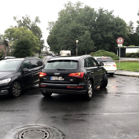 Zwei Autos in einer für den Verkehr gesperrten Straße