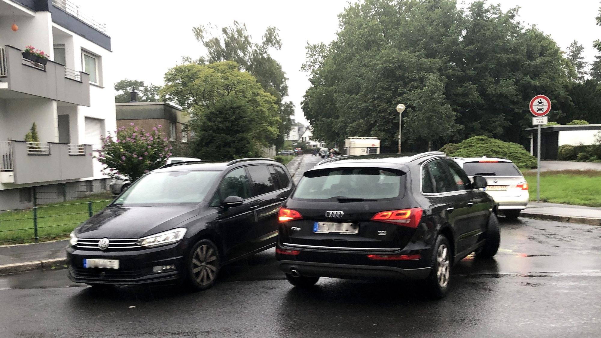 Zwei Autos in einer für den Verkehr gesperrten Straße