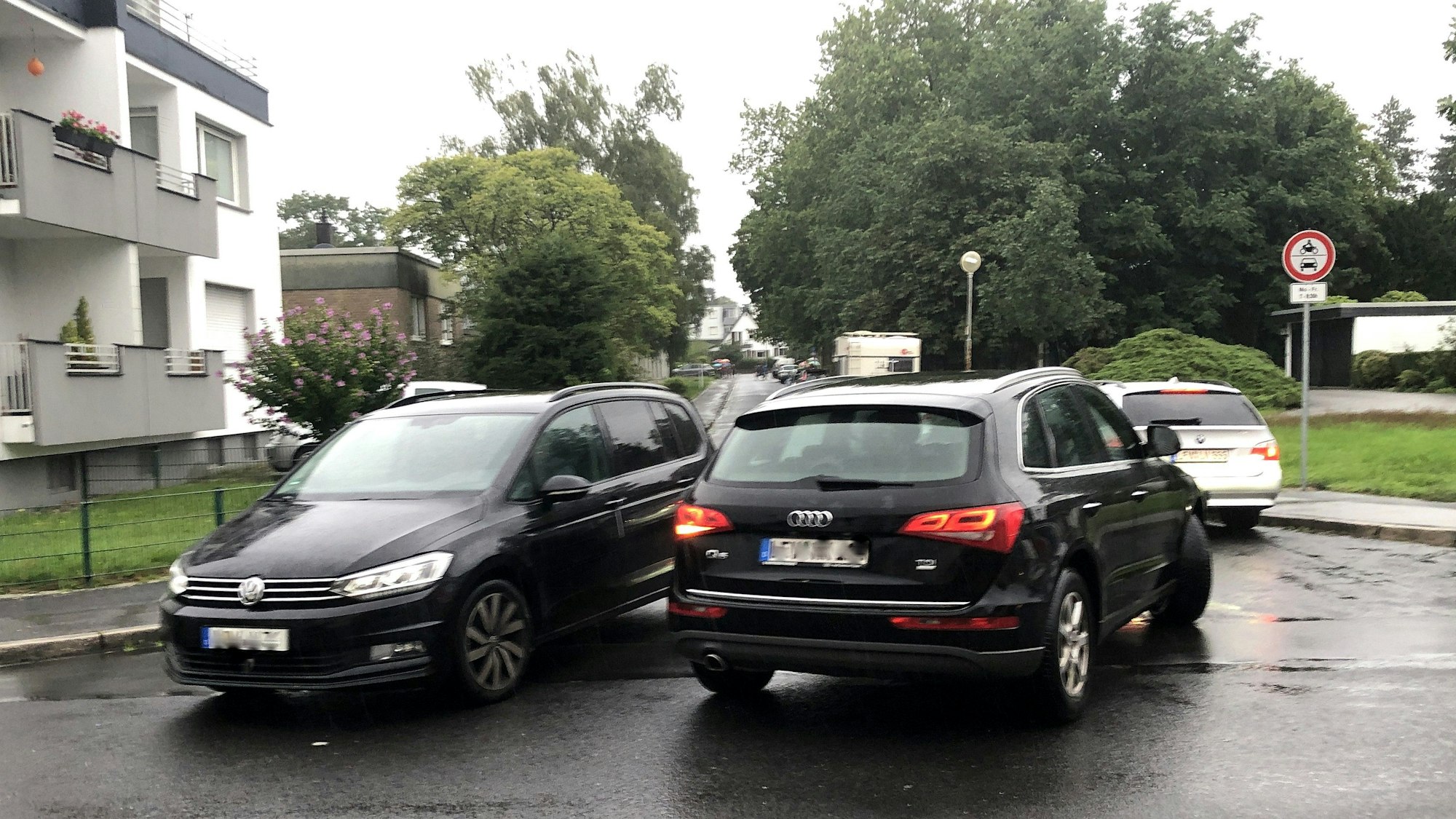 Zwei Autos in einer für den Verkehr gesperrten Straße