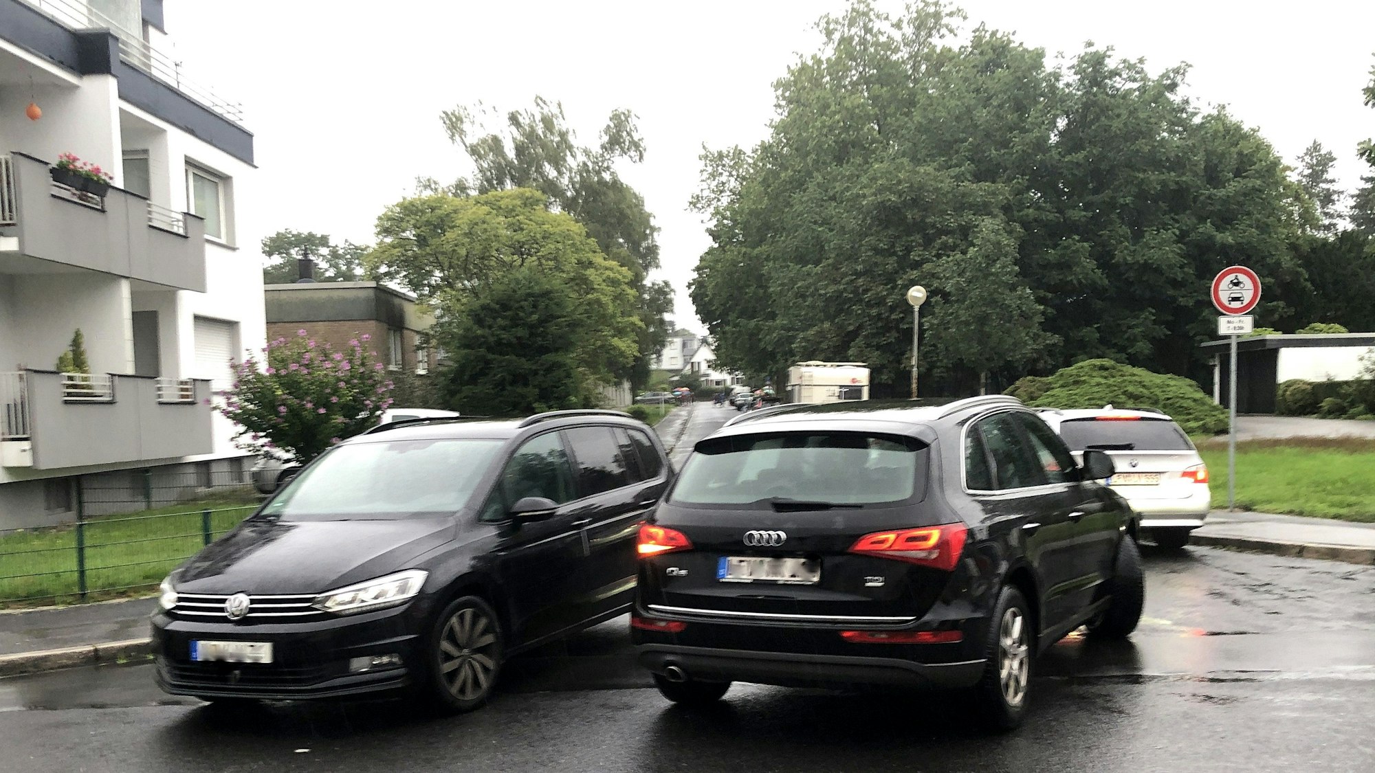 Autos an einer Straße mit Durchfahrtsverbot