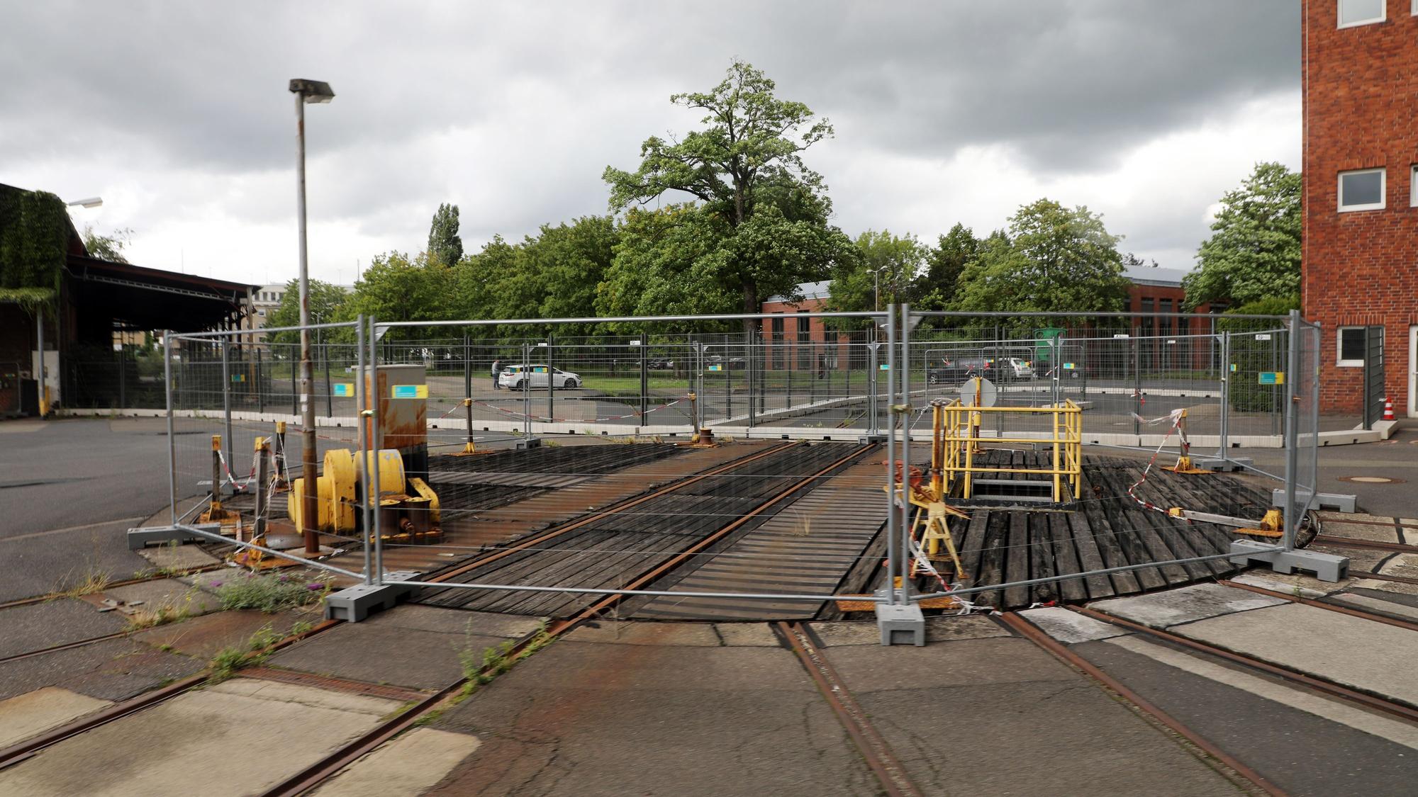 Eine Eisenbahndrehscheibe ist mit Bauzäunen abgetrennt.