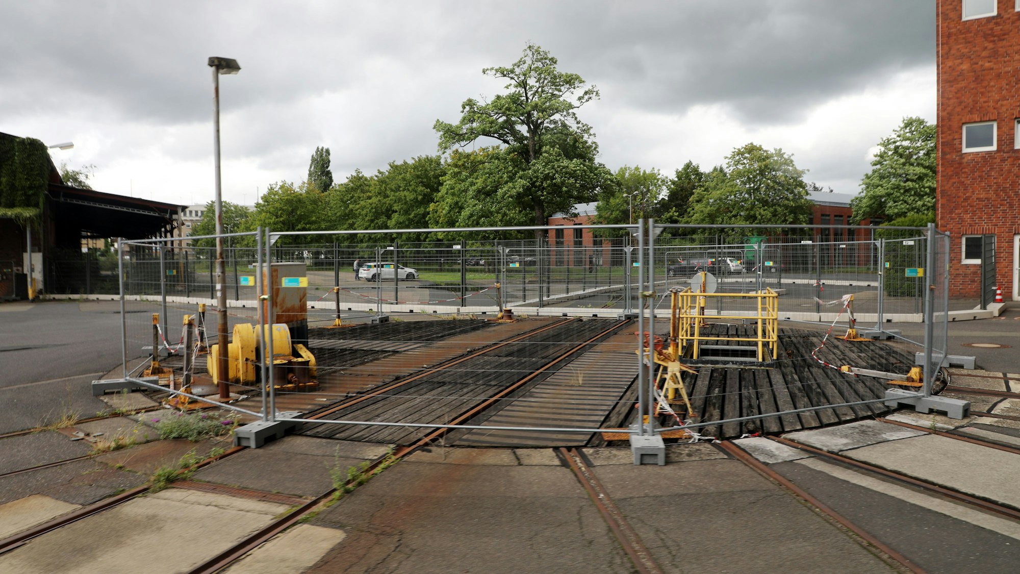 Eine Eisenbahndrehscheibe ist mit Bauzäunen abgetrennt.