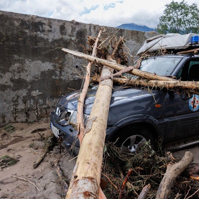Slowenien, Kamnik: Ein Fahrzeug des Bergrettungsdienstes ist nach dem Hochwasser zerstört.