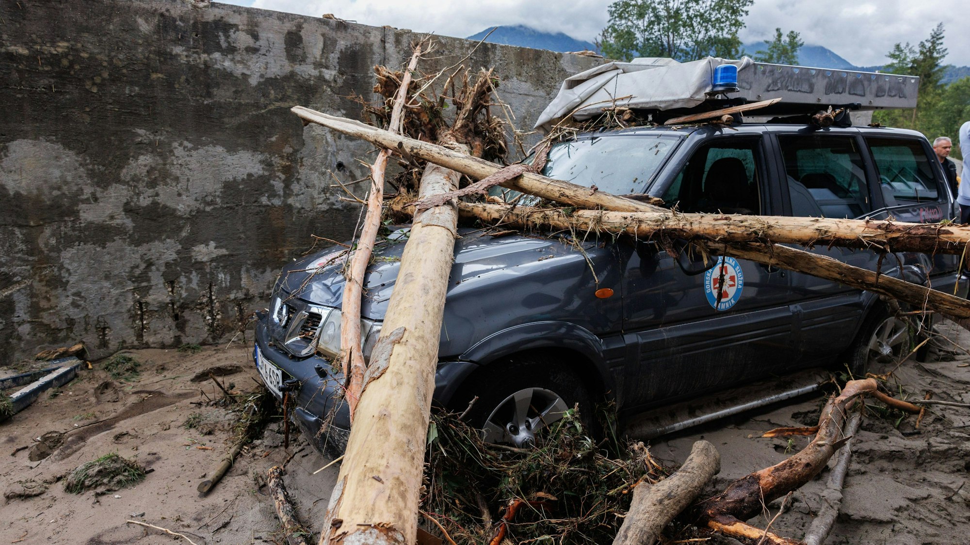 Slowenien, Kamnik: Ein Fahrzeug des Bergrettungsdienstes ist nach dem Hochwasser zerstört.