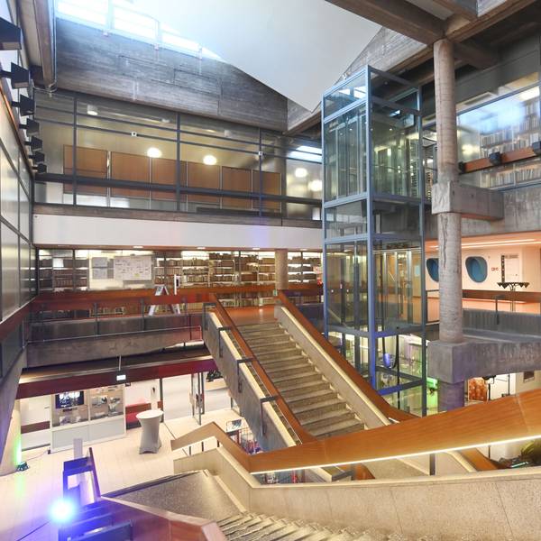 Treppen in der Universitätsbibliothek in Köln