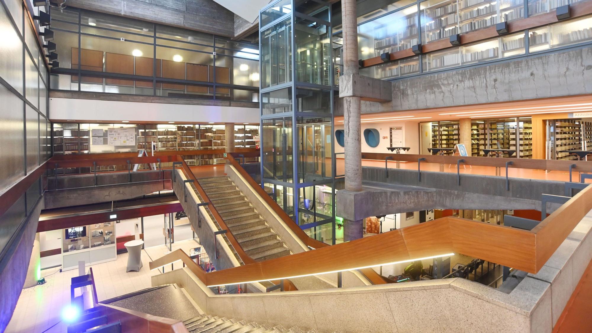 Treppen in der Universitätsbibliothek in Köln