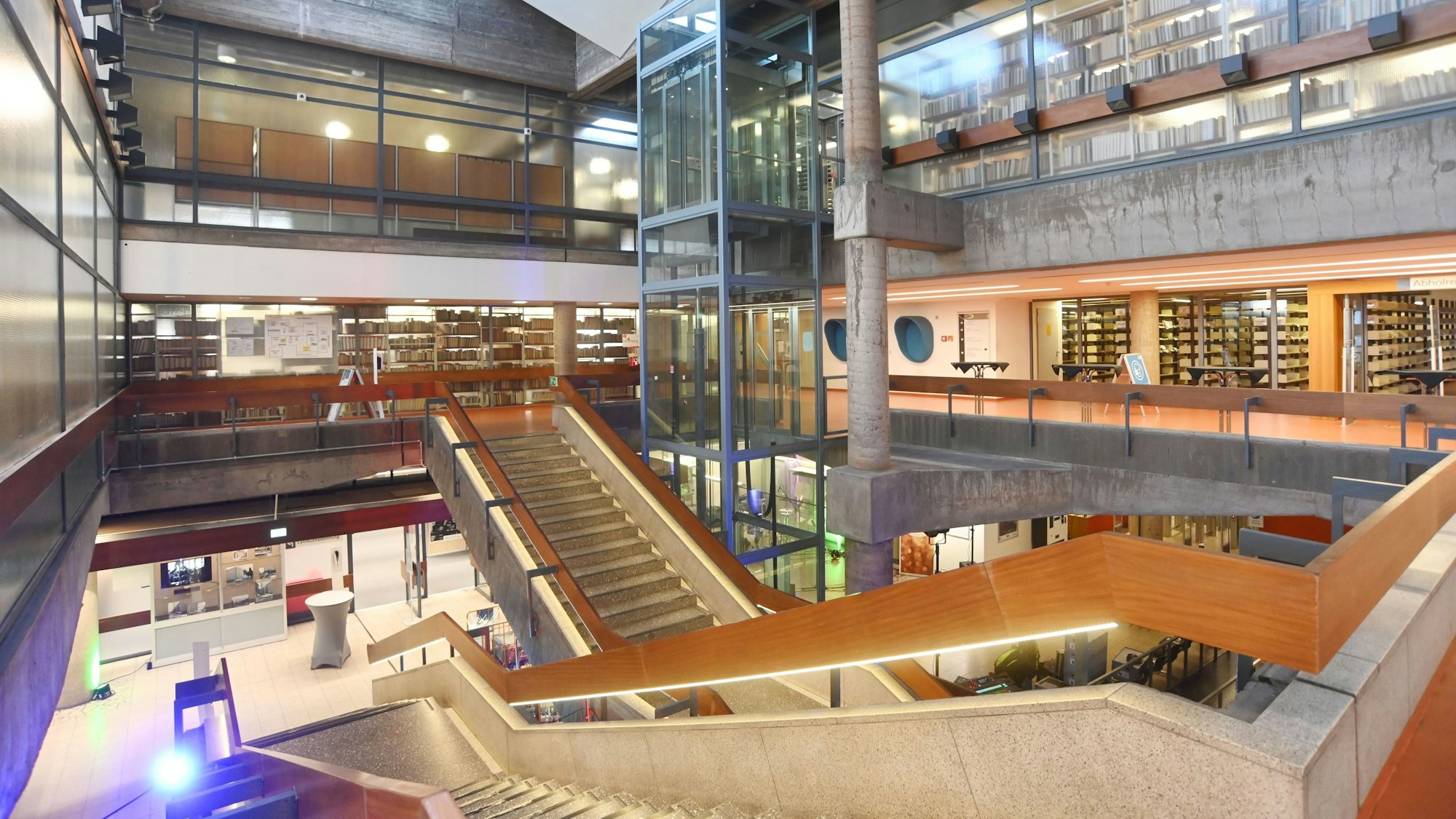 Treppen in der Universitätsbibliothek in Köln