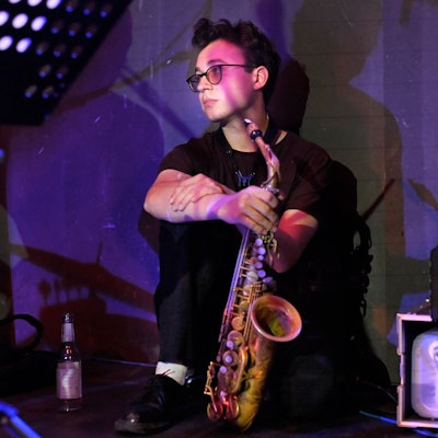 Fabian Dudek mit Saxofon auf der Bühne.