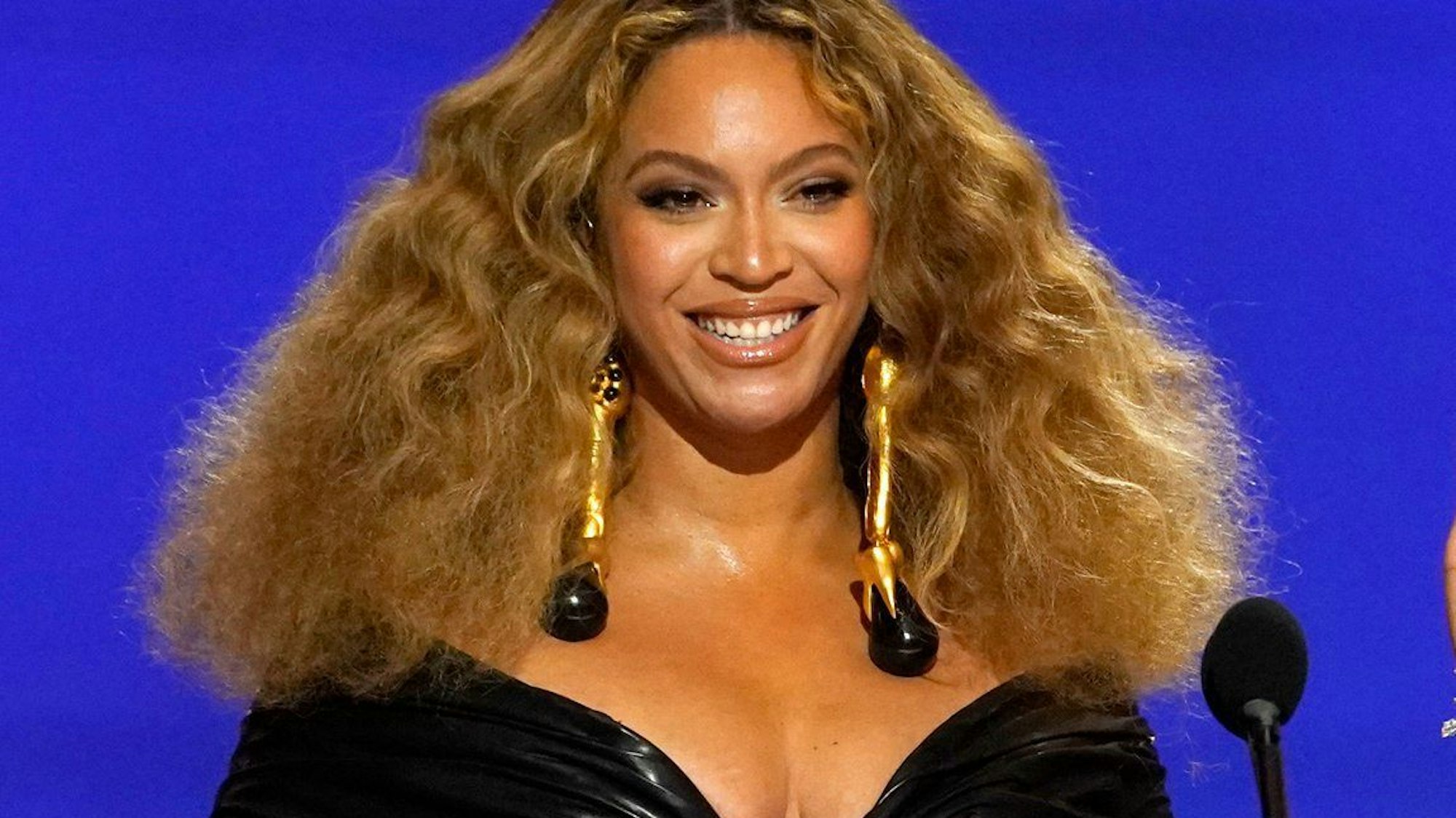 Beyoncé, hier bei einer Preisverleihung im März 2021, hat nach einem verregneten Konzert dafür gesorgt, dass die U-Bahnen länger fahren und Besucherinnen und Besucher nach Hause kommen. (Archivbild)