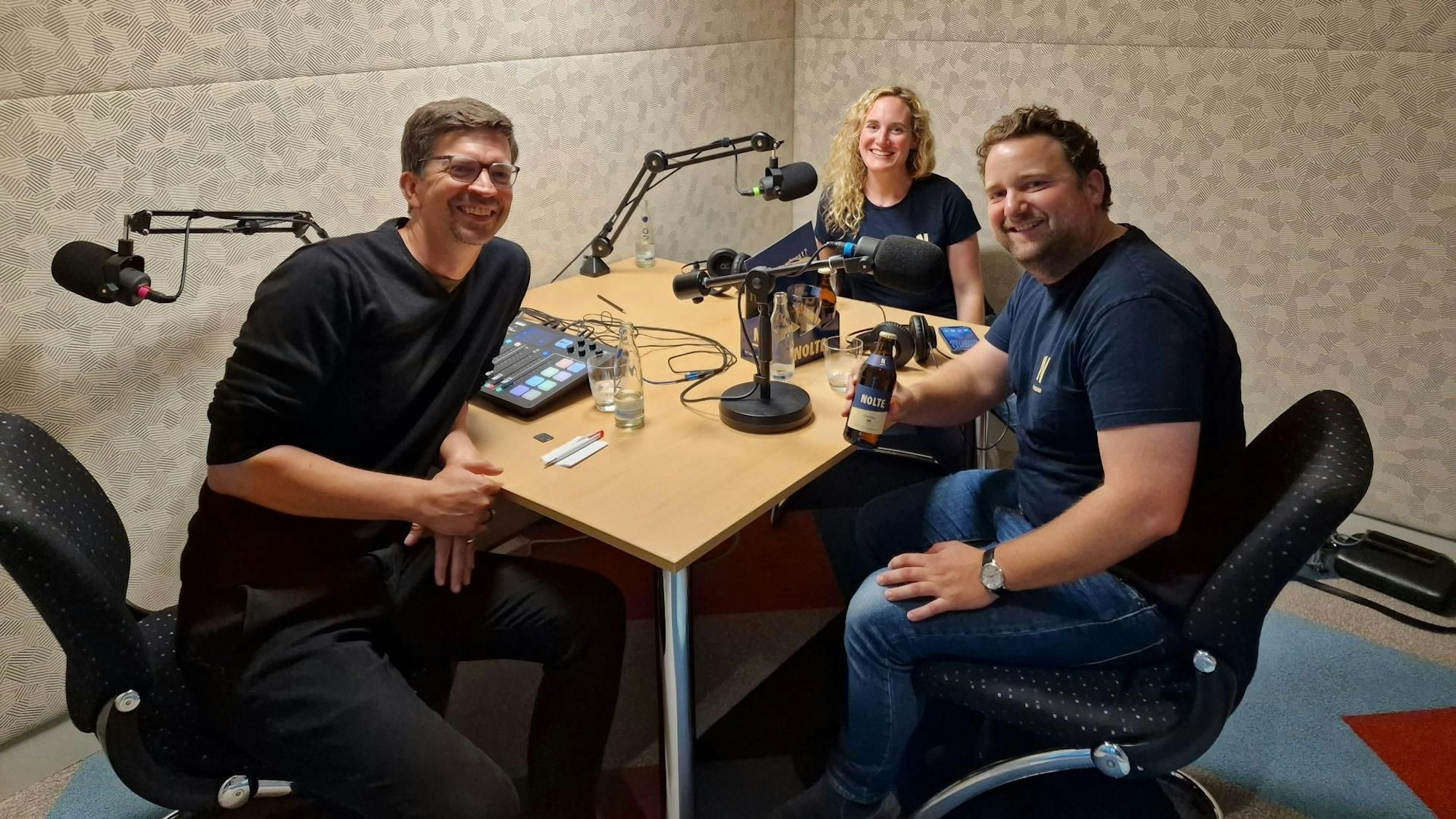 Elisabeth Nolte und Paul Nolte bei der Podcast-Aufzeichnung im Neven DuMont-Haus mit Martin Dowideit, stellvertretender Chefredakteur des „Kölner Stadt-Anzeiger“.