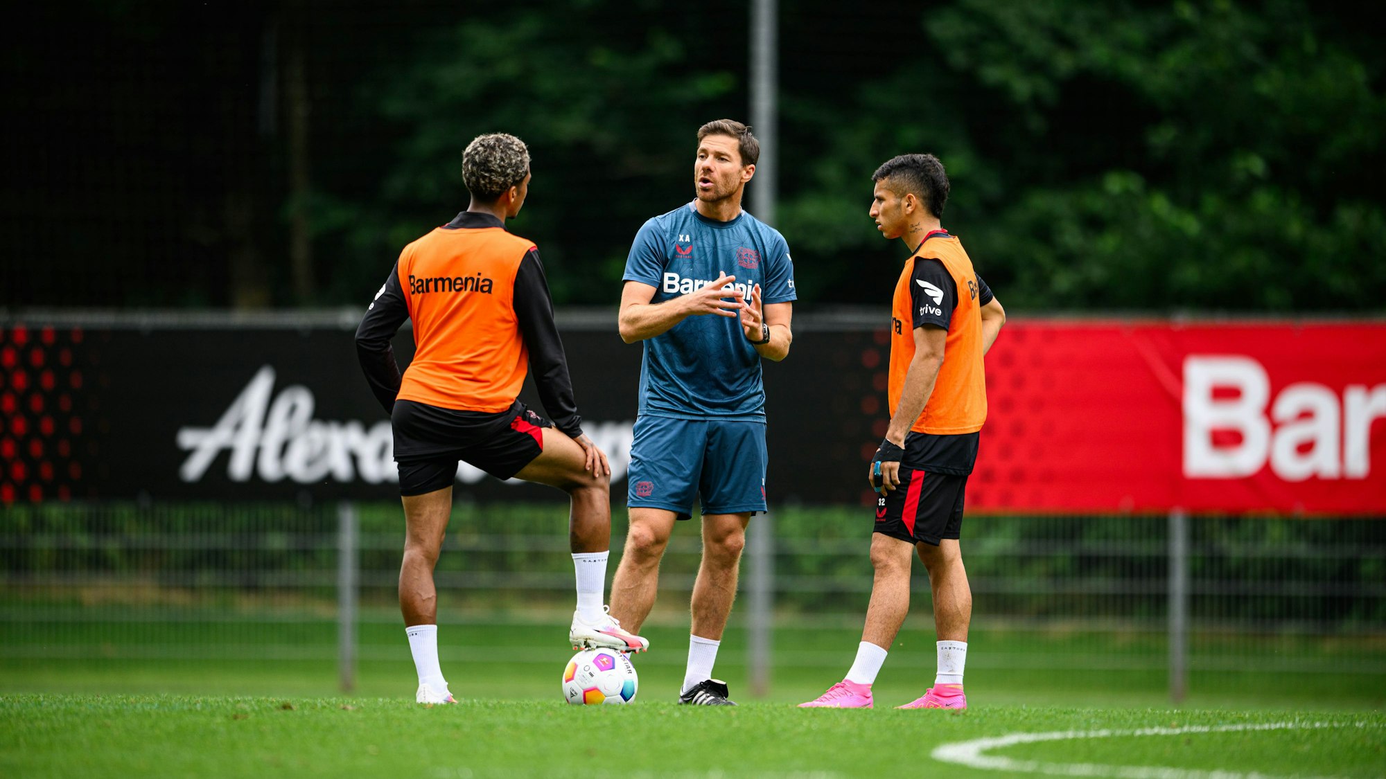 Xabi Alonso im Gespräch mit Arthur (l.) und Gustavo Puerta.