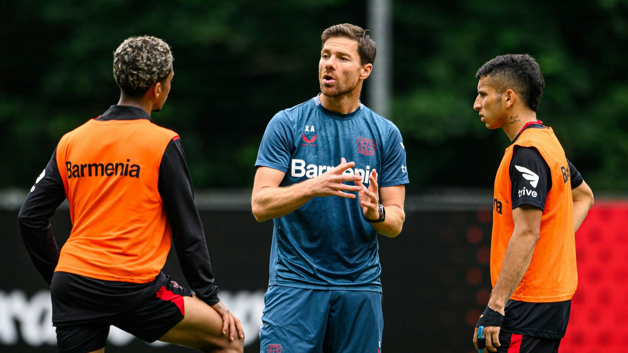 Im Gespräch mit Arthur und Gustavo Puerta: Bayer-04-Trainer Xabi Alonso