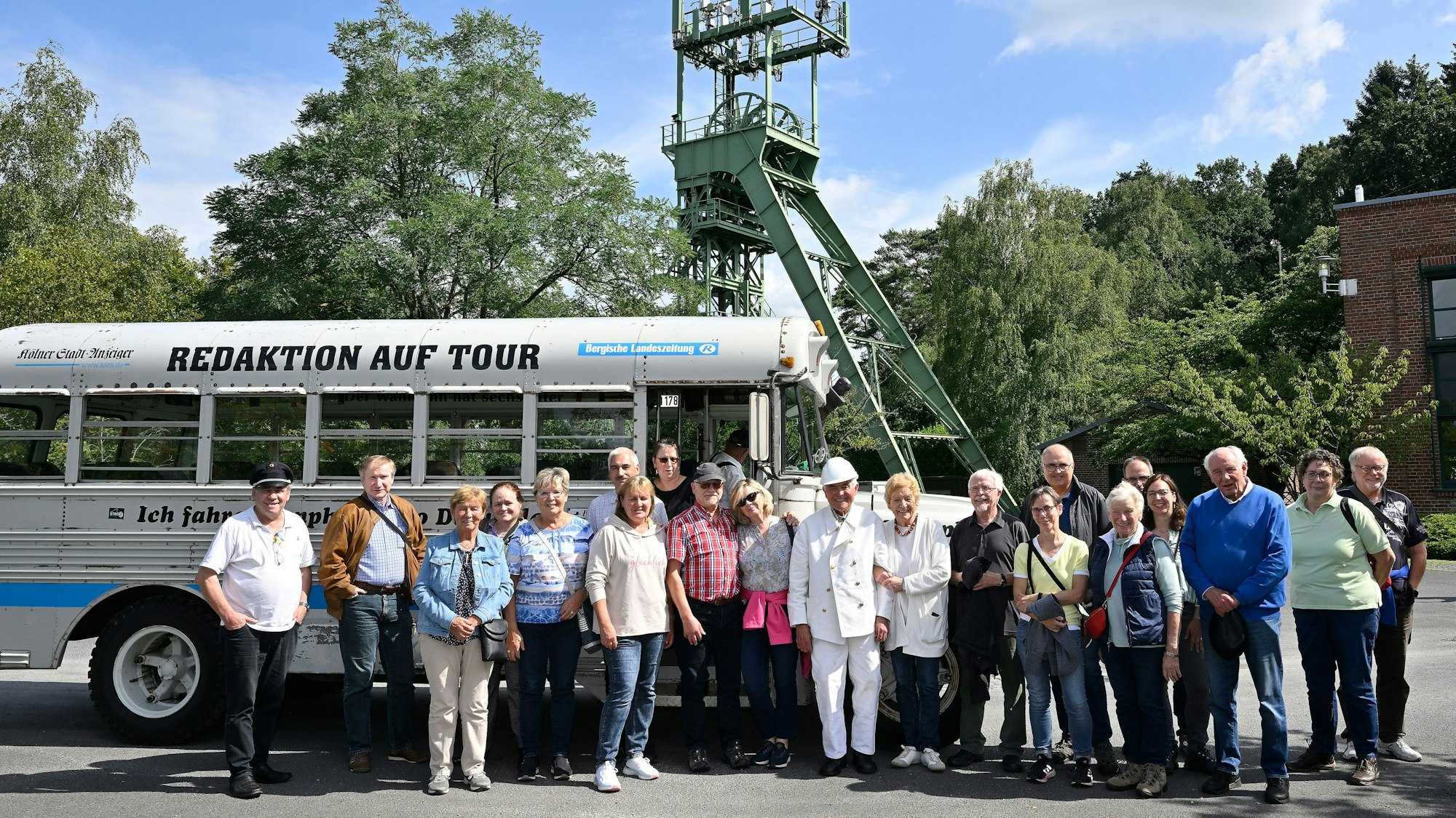 Leser stehen vor dem Bus der Redaktion beim Start der Sommertour zum Bergbaurevier auf dem Lüderich.
