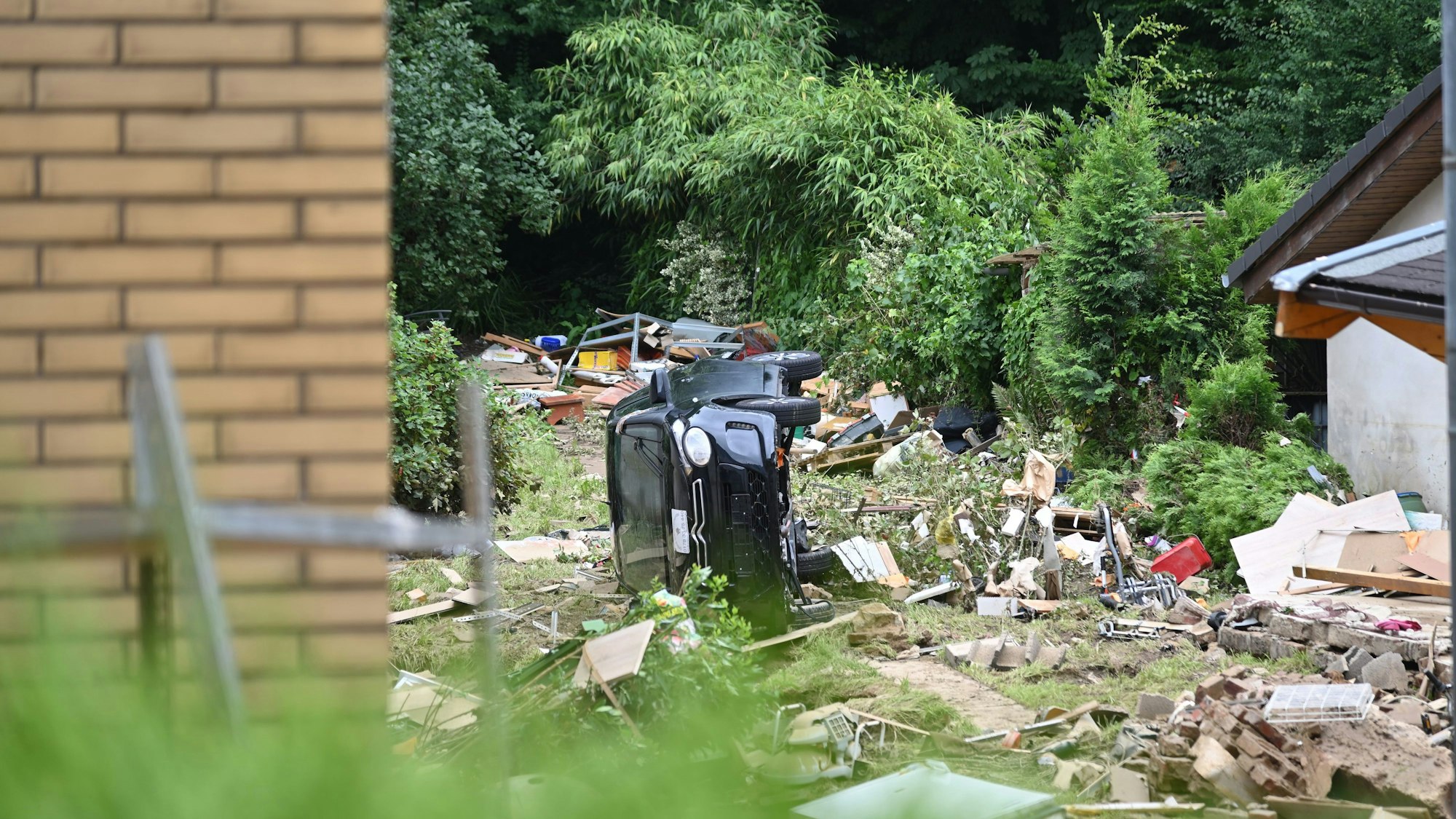 Das Foto zeigt ein vom Juli-Hochwasser zerstörtes Haus an der Odenthaler Straße in Bergisch Gladbach.