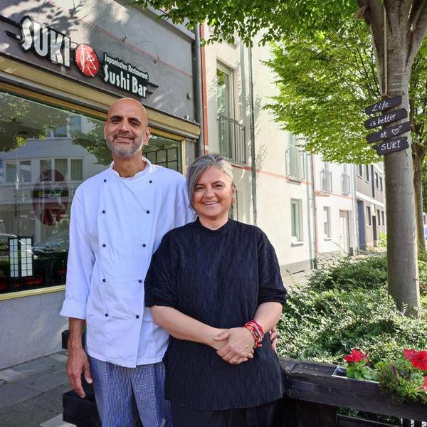 Azfar Gulzar Awan und seine Frau Anahi Maria Santos stehen vor ihrem Sushi-Restaurant Suki in Leverkusen-Opladen.