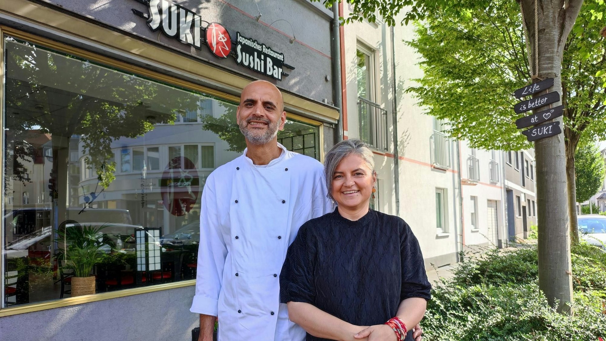 Azfar Gulzar Awan und seine Frau Anahi Maria Santos stehen vor ihrem Sushi-Restaurant Suki in Leverkusen-Opladen.