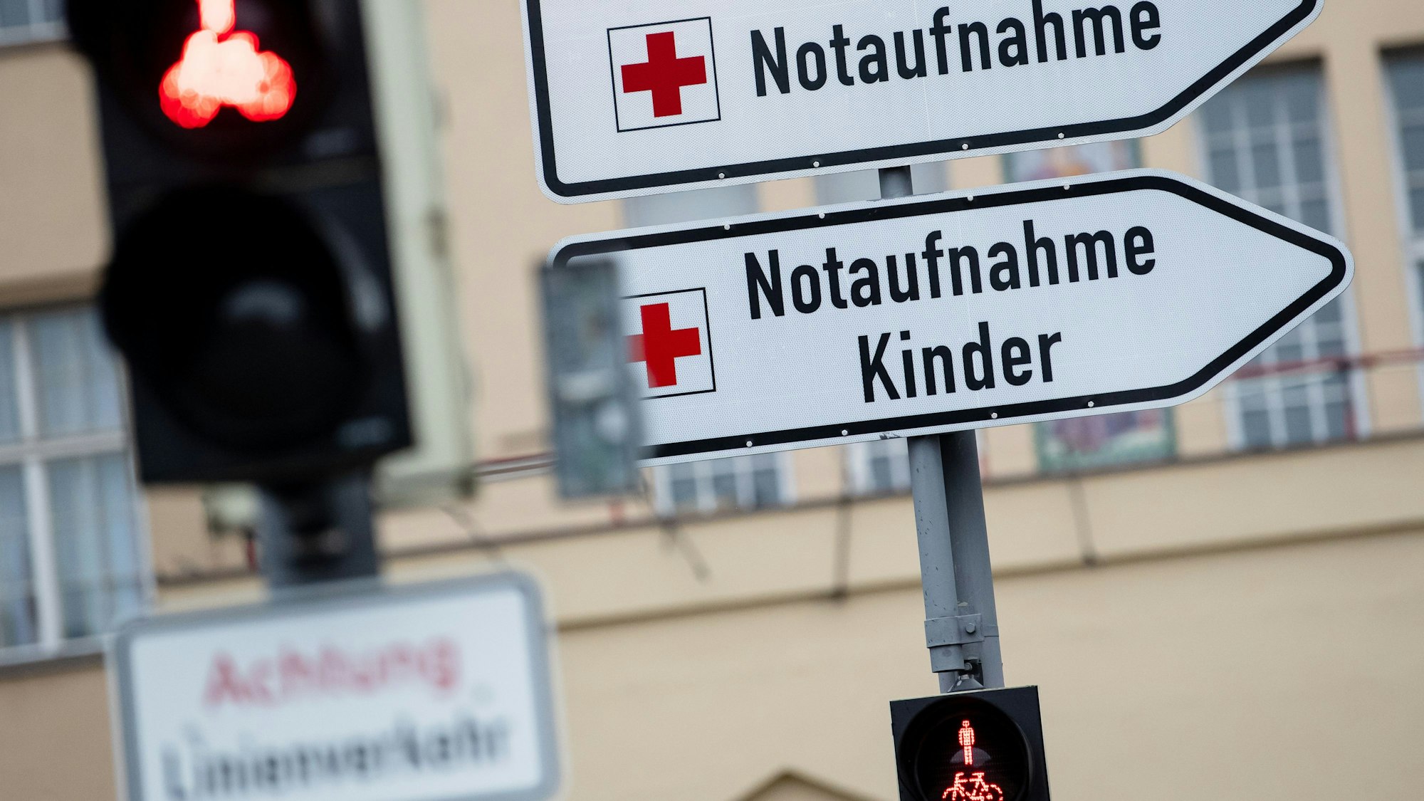Schilder mit der Aufschrift "Notaufnahme" und "Notaufnahme Kinder" sind vor dem Haupteingang des Klinikums Schwabing zu sehen.