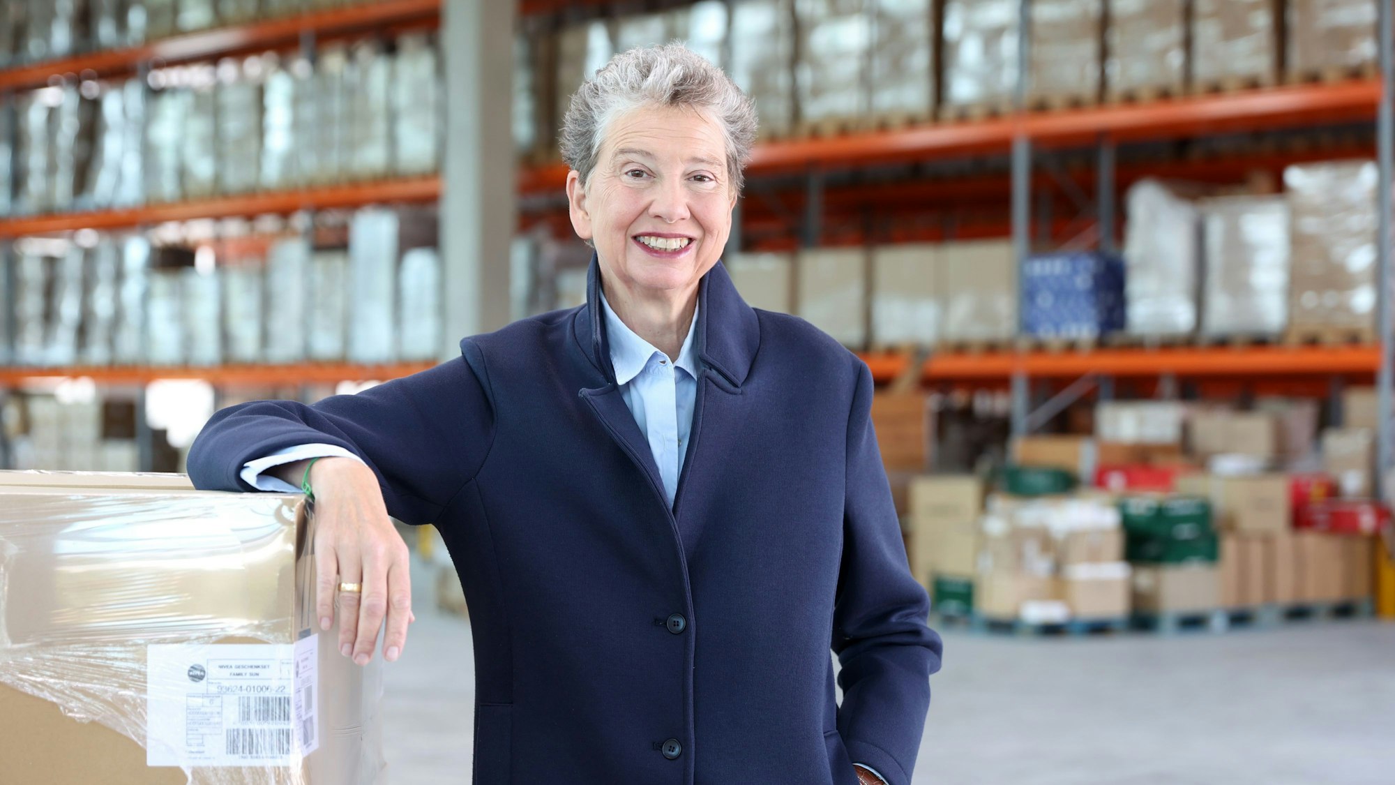 01.08.2023
Köln:
Juliane Kronen, Geschäftsführerin
Sachspendenlager innatura gGmbH in Gremberghoven. Das Unternehmen wird 10 Jahre alt und ist eine Plattform für die Vermittlung fabrikneuer Produkte an soziale Einrichtungen.
Foto: Martina Goyert