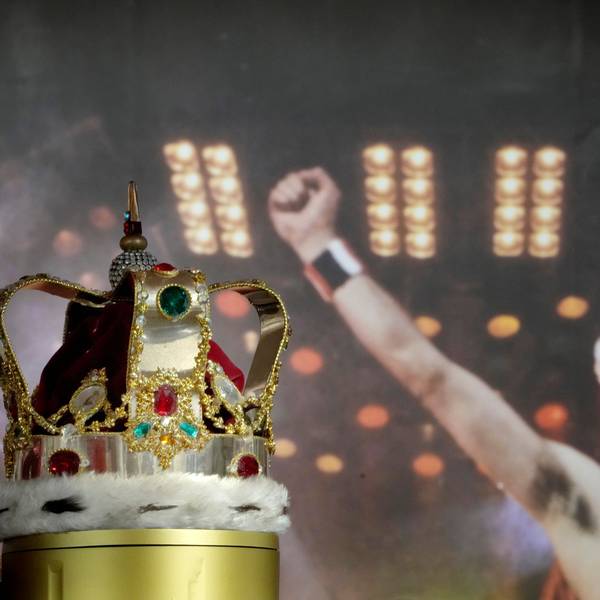 03.08.2023, Großbritannien, London: Freddie Mercurys charakteristische Krone, die er während der «Magic»-Tour trug, wird in den Auktionsräumen von Sotheby's ausgestellt. Mehr als 1.000 persönliche Gegenstände von Freddie Mercury, darunter seine extravaganten Bühnenkostüme, handgeschriebene Entwürfe von «Bohemian Rhapsody» und der Babyflügel, mit dem er die größten Hits von Queen komponierte, werden in einer Ausstellung bei Sotheby's London vor ihrer Versteigerung gezeigt.