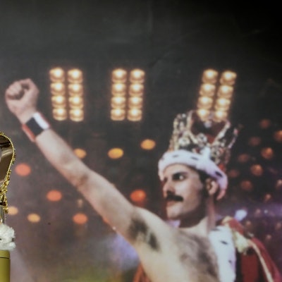 03.08.2023, Großbritannien, London: Freddie Mercurys charakteristische Krone, die er während der «Magic»-Tour trug, wird in den Auktionsräumen von Sotheby's ausgestellt. Mehr als 1.000 persönliche Gegenstände von Freddie Mercury, darunter seine extravaganten Bühnenkostüme, handgeschriebene Entwürfe von «Bohemian Rhapsody» und der Babyflügel, mit dem er die größten Hits von Queen komponierte, werden in einer Ausstellung bei Sotheby's London vor ihrer Versteigerung gezeigt.