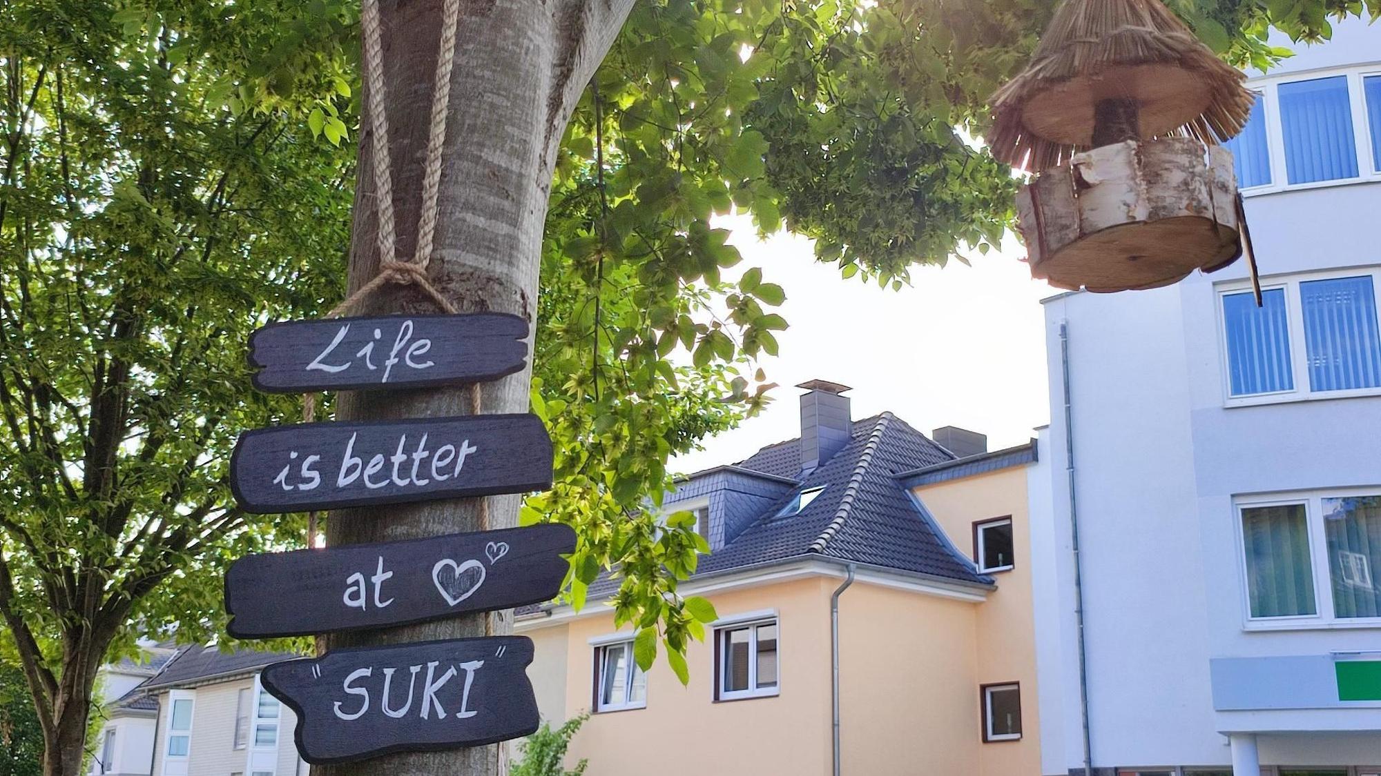 Ein Vogelhäuschen bei der Außengastronomie des Sushi-Restaurants Suki in Leverkusen-Opladen.