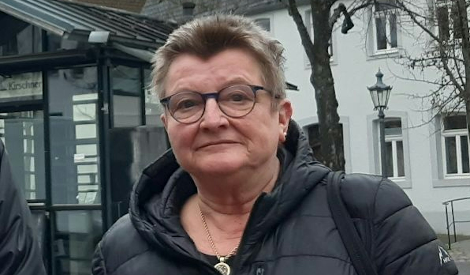 Eine Frau in einer schwarzen Winterjacke.