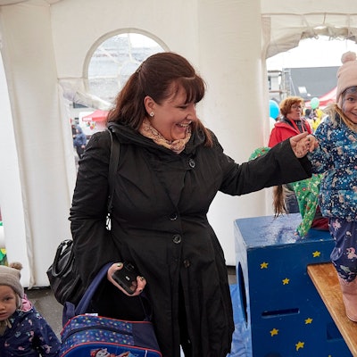 Mutter Jasmin Lang hält die Hand ihrer balancierenden Tochter Celeste.
