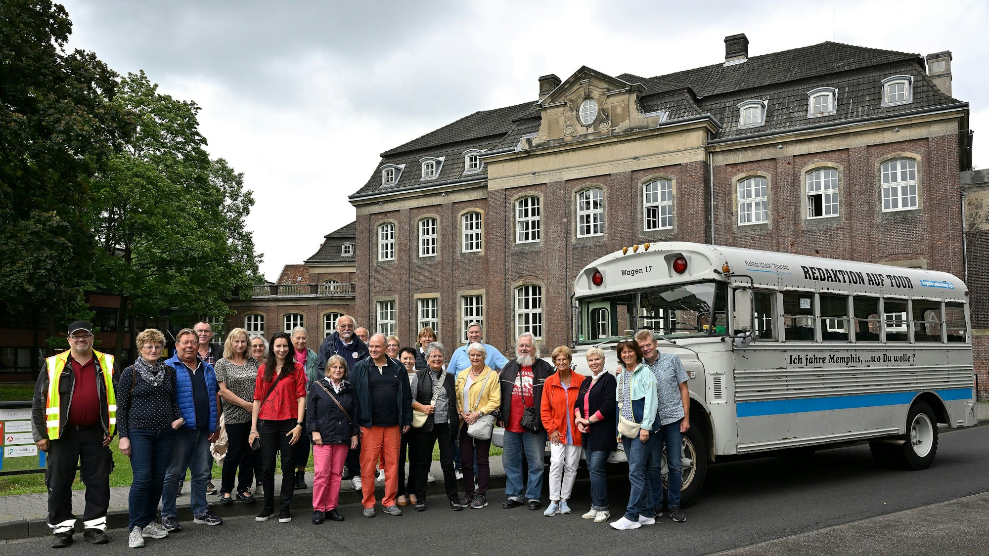 Menschen stehen vor einem historischen amerikanischen Schulbus.