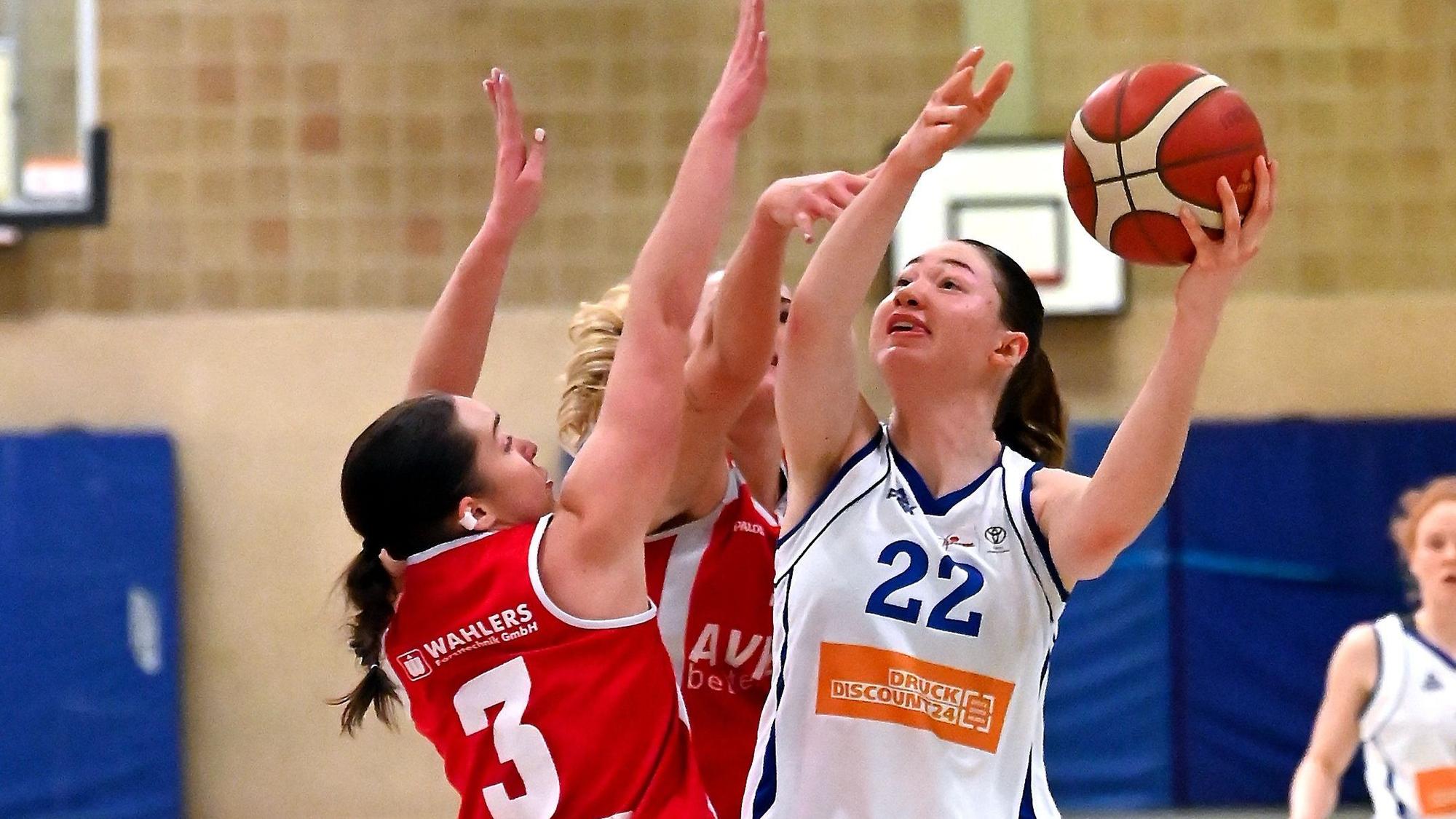04.02.2023, Basketball-BBZ Opladen-Rotenburg
rechts: Amelie Kröner (BBZ Opladen)
Foto: Uli Herhaus
