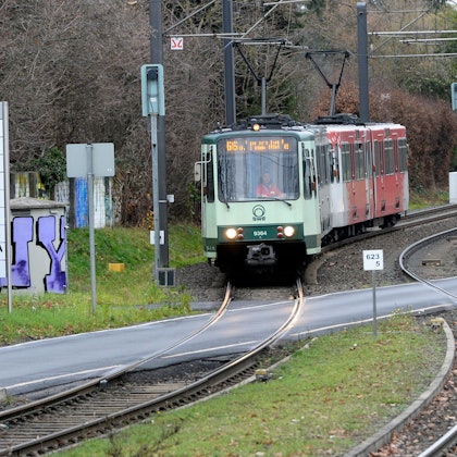 Eine Stadtbahn der Linie 66 kommt aus Richtung Siegburg zur Haltestelle Adelheidistrasse in Bonn.