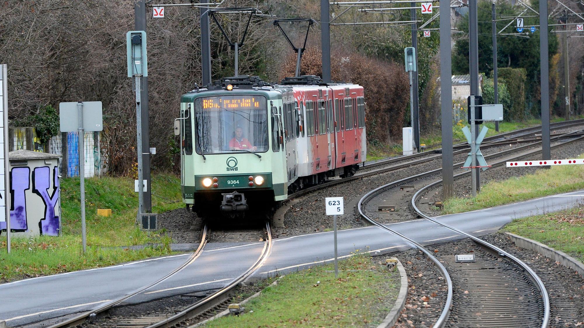 Eine Stadtbahn der Linie 66 kommt aus Richtung Siegburg zur Haltestelle Adelheidistrasse in Bonn.
