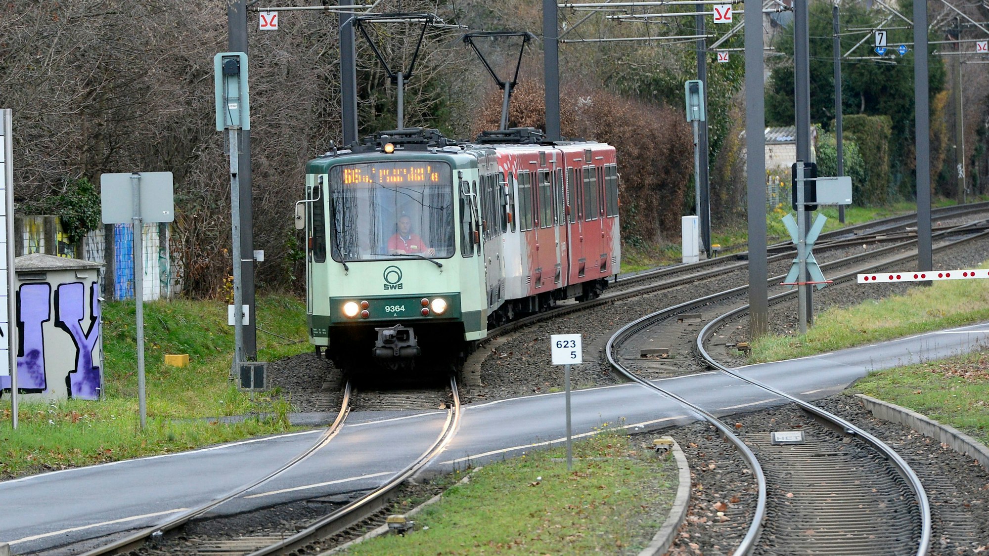 Eine Stadtbahn der Linie 66 kommt aus Richtung Siegburg zur Haltestelle Adelheidistrasse in Bonn.