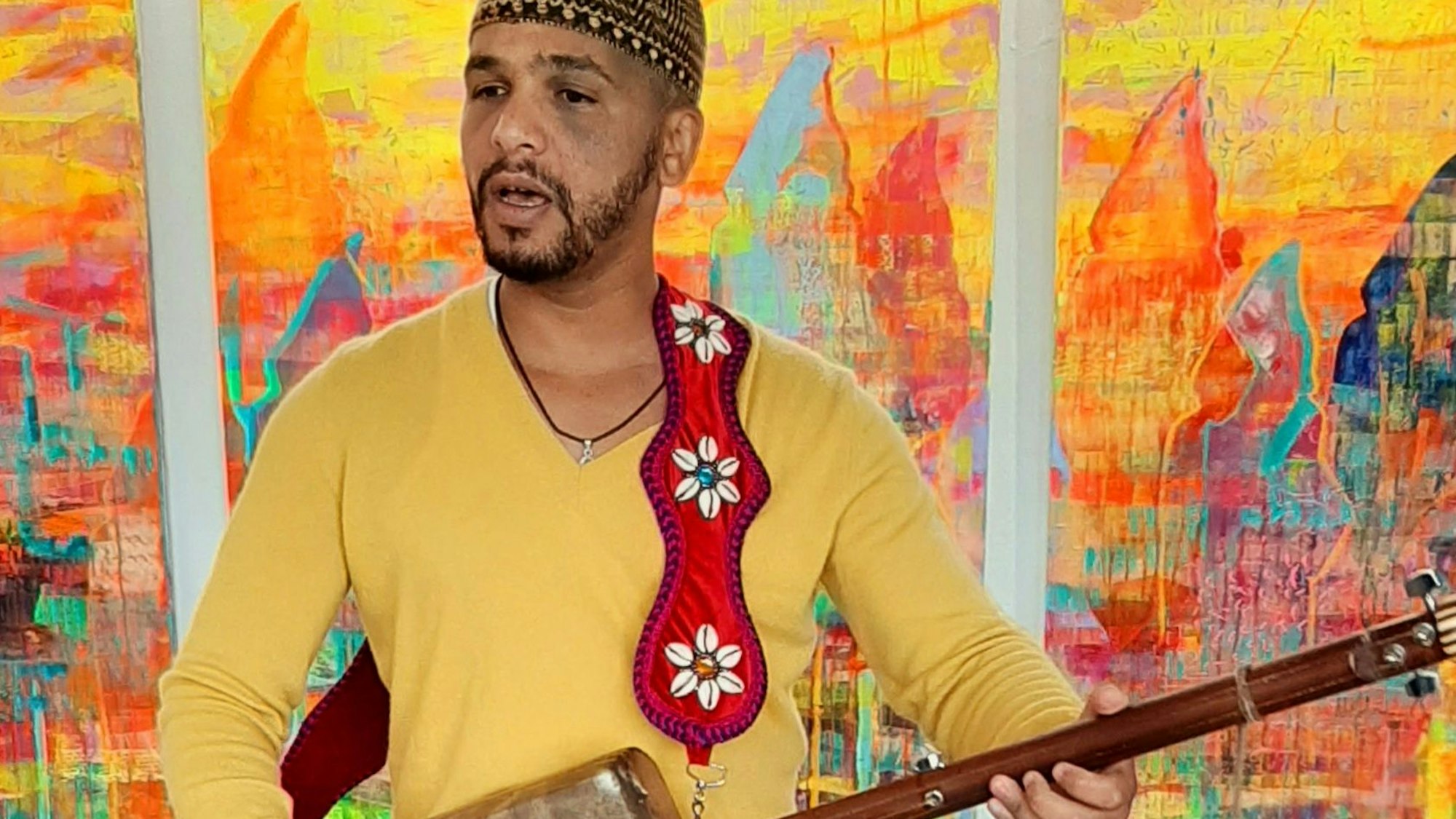 Der marokkanische Musiker Hamouda Benzaid in der Galerie des Opladener Künstlerbunkers.