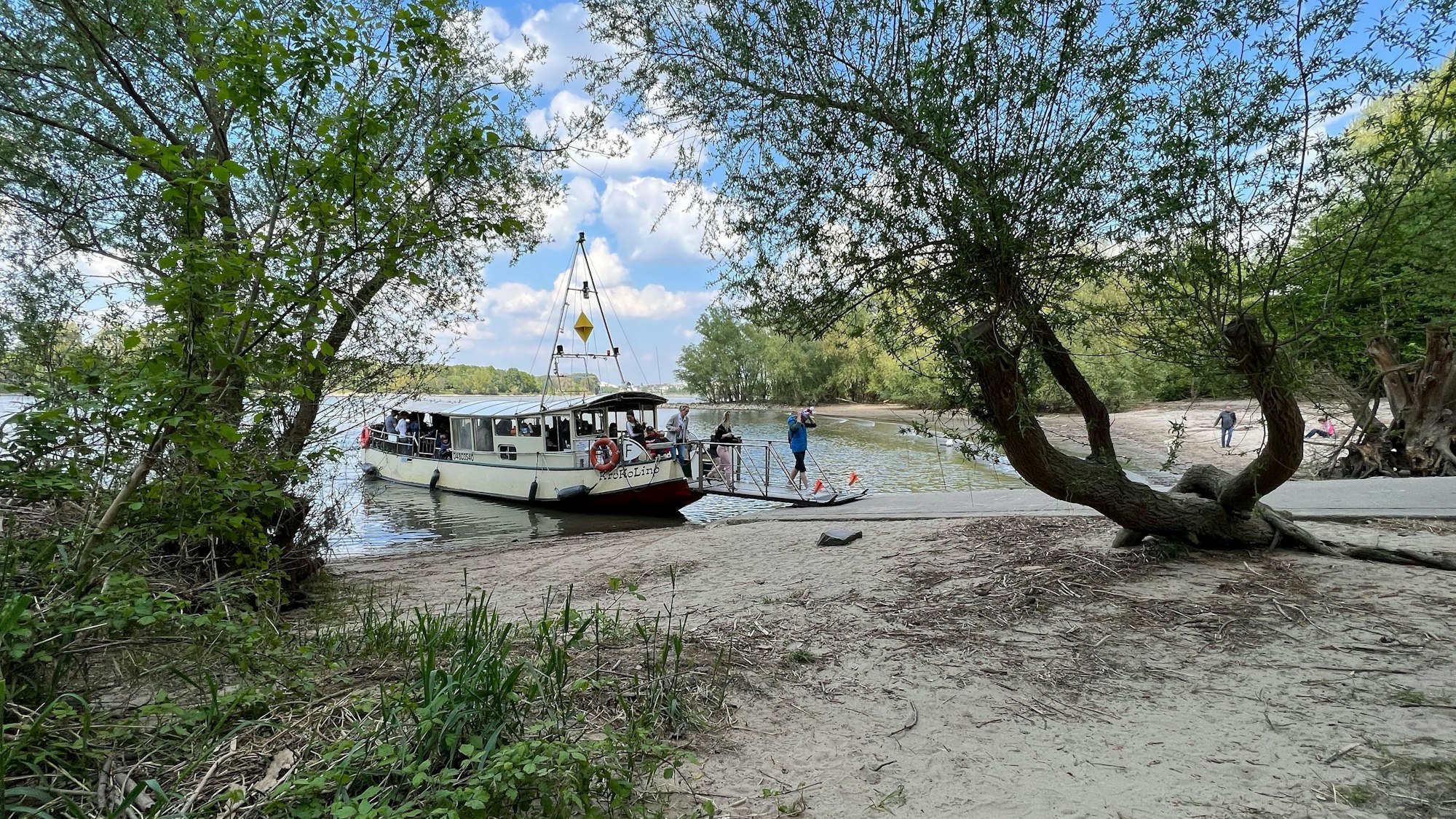 Passagiere steigen in Porz-Zündorf von der Fähre Krokolino.