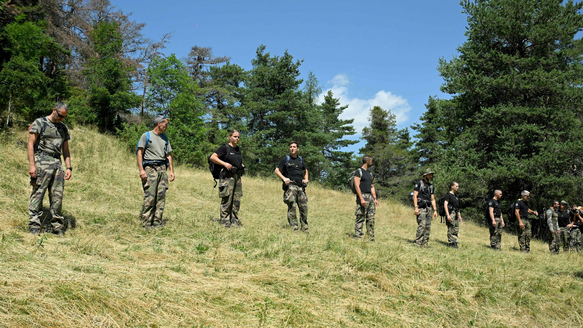 Französische Polizisten durchsuchen ein Feld in der Nähe der Ortschaft Le Vernet nach dem vermissten zweijährigen Jungen Émile. Auch nach vier Wochen fehlt weiter jede Spur.
