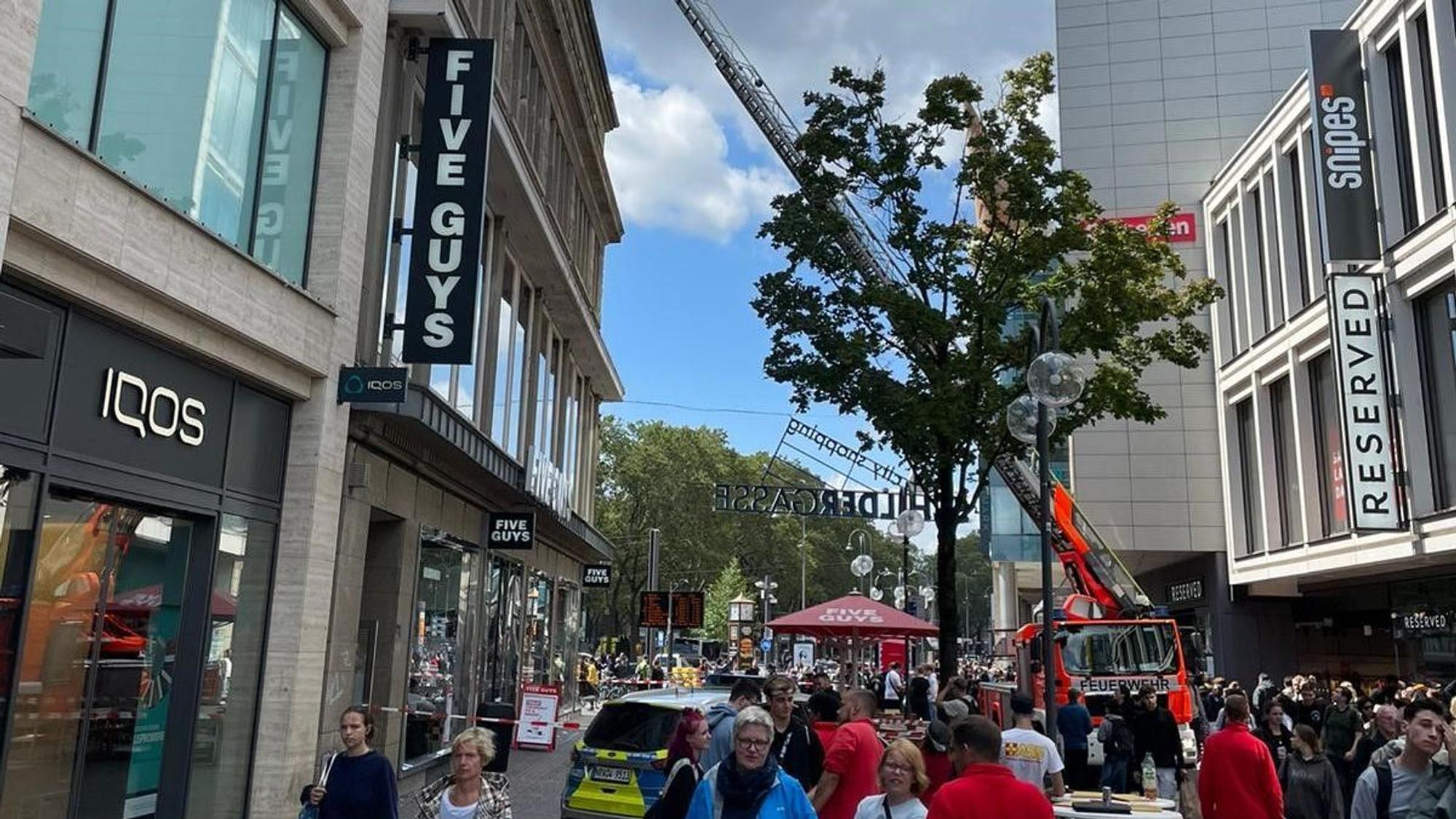 Ein Feuerwehrwagen mit Drehleiter steht in der Schildergasse
