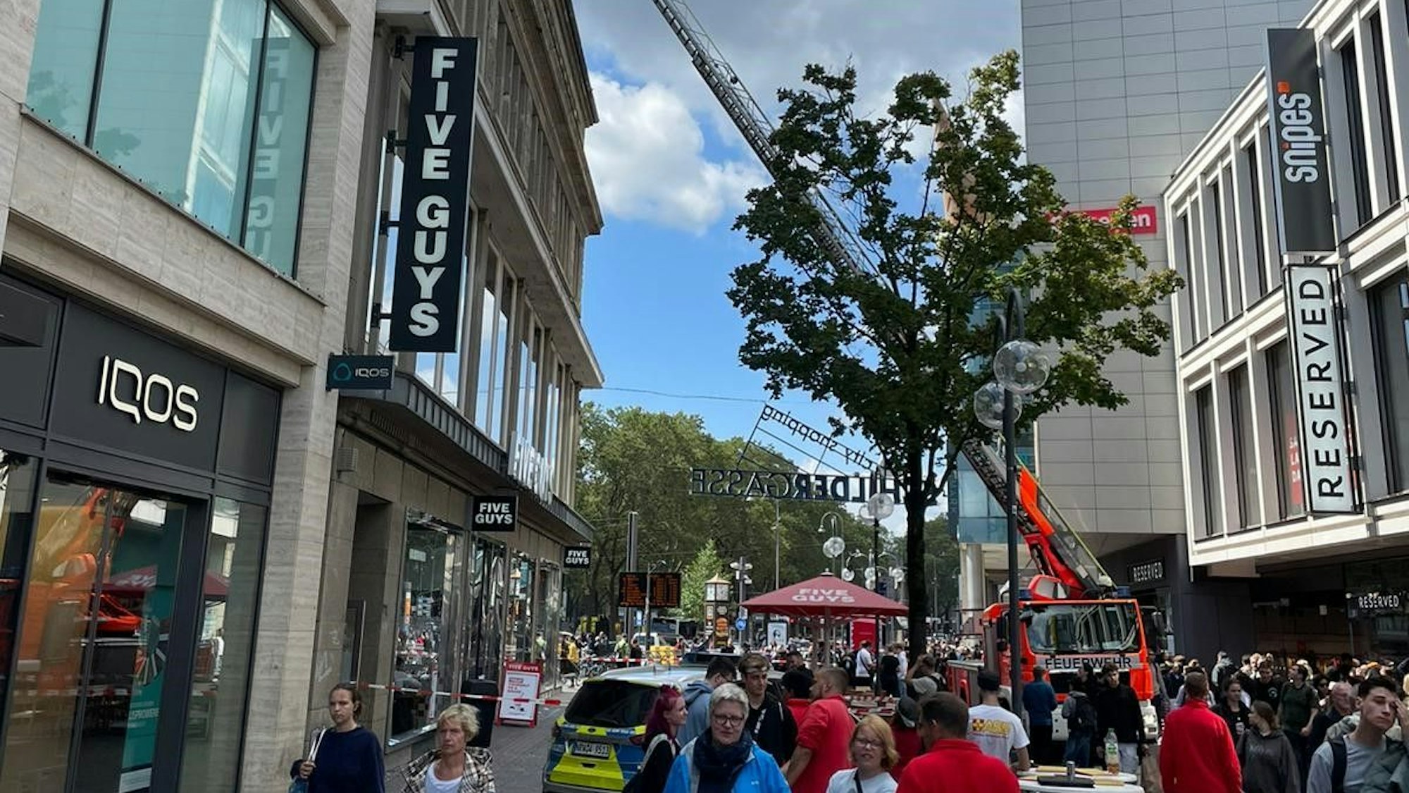Ein Feuerwehrwagen mit Drehleiter steht in der Schildergasse