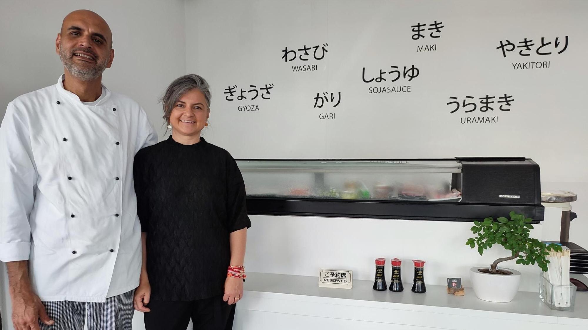 Stammgäste kennen diesen Tresen nur zu gut, hinter dem Azfar Gulzar Awan direkt vor den Gästen Sushi rollt.