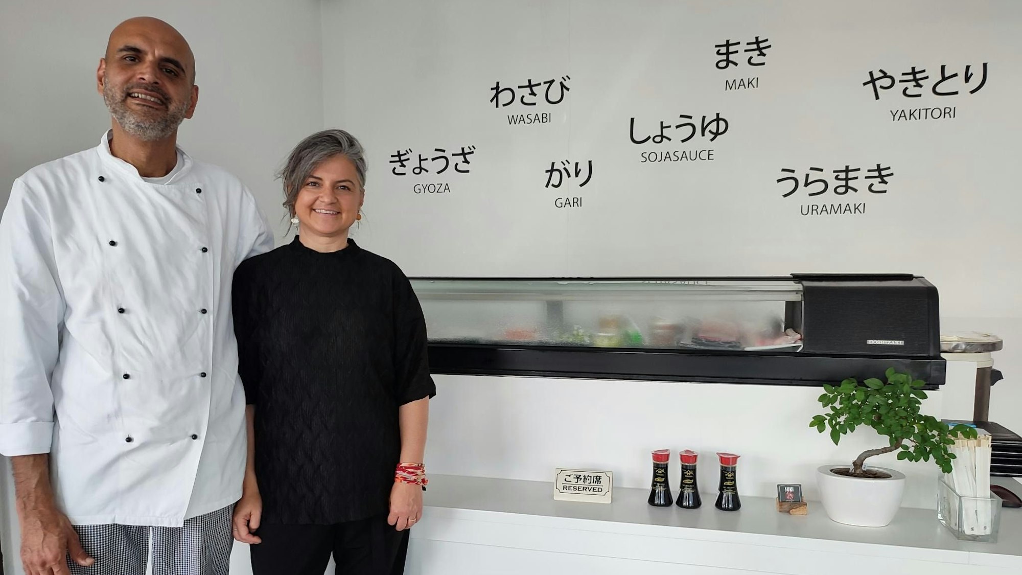 Stammgäste kennen diesen Tresen nur zu gut, hinter dem Azfar Gulzar Awan direkt vor den Gästen Sushi rollt.