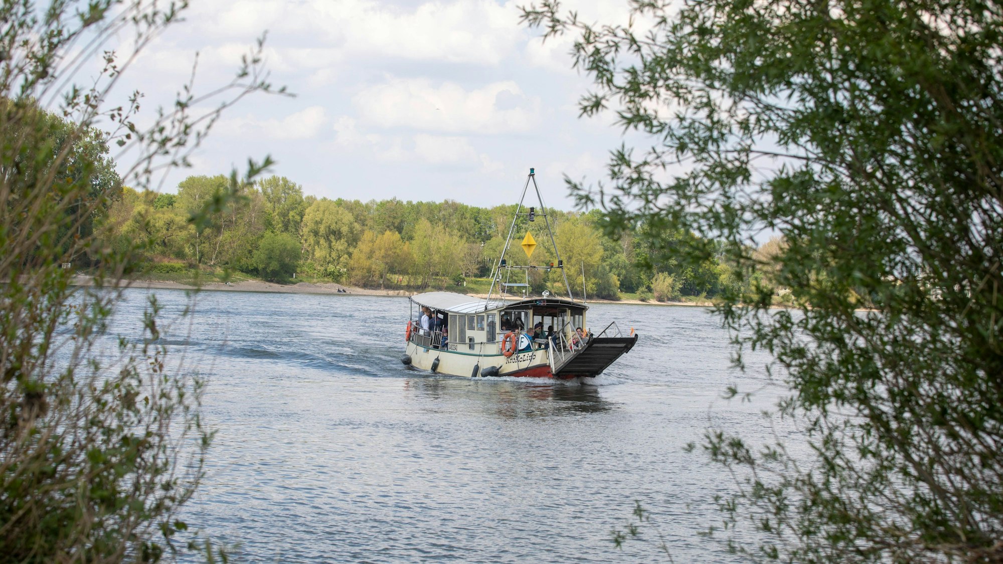 Die Fähre Krokolino hat in Weiß Menschen aufgenommen, die nach Porz-Zündorf fahren.