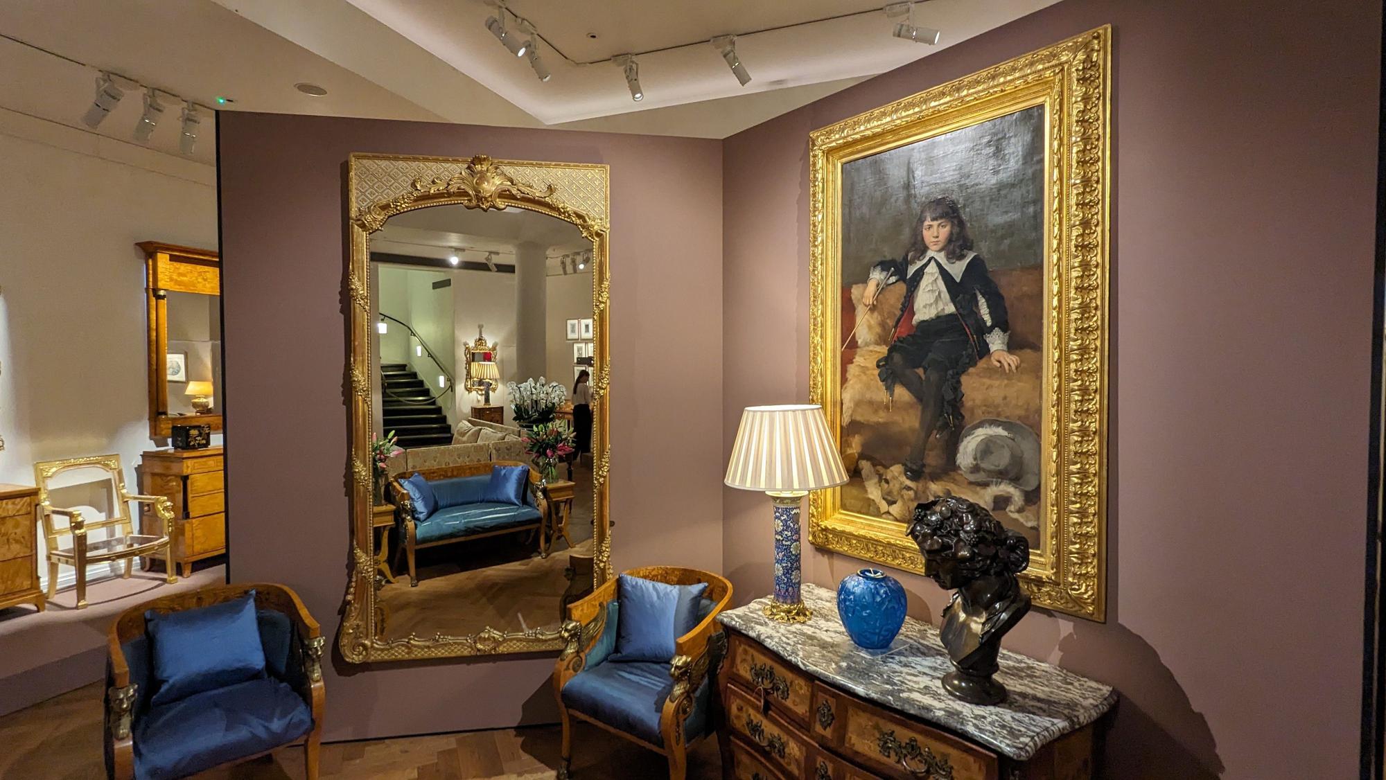 Großbritannien, London: Kunstgegenstände und Möbelstücke aus dem Nachlass des britischen Rocksängers Freddie Mercury. Die Ausstellung «Freddie Mercury - A World Of His Own» in London gibt Einblicke in das Privatleben und die musikalische Karriere des Queen-Frontmanns. Das Auktionshaus Sotheby's versteigert mehr als 1400 Gegenstände aus dem Nachlass des 1991 verstorbenen Queen-Frontmanns, die bis zum 5. September öffentlich gezeigt werden.