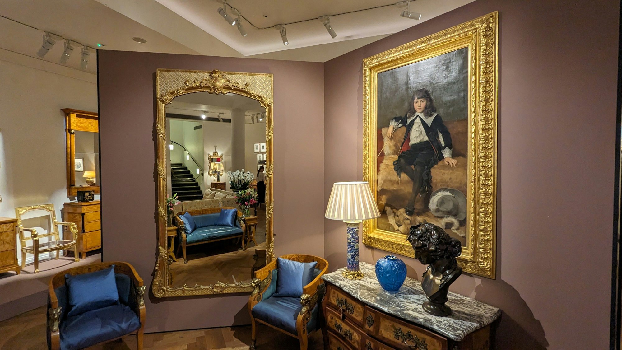 Großbritannien, London: Kunstgegenstände und Möbelstücke aus dem Nachlass des britischen Rocksängers Freddie Mercury. Die Ausstellung «Freddie Mercury - A World Of His Own» in London gibt Einblicke in das Privatleben und die musikalische Karriere des Queen-Frontmanns. Das Auktionshaus Sotheby's versteigert mehr als 1400 Gegenstände aus dem Nachlass des 1991 verstorbenen Queen-Frontmanns, die bis zum 5. September öffentlich gezeigt werden.