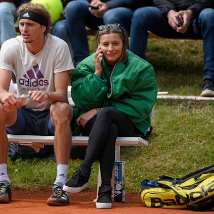 Alexander Sascha Zverev trainiert am Nebenplatz, seine Freundin Sophia Thomalla, auf der Bank begleitet ihn, manchmal telefonierend.
