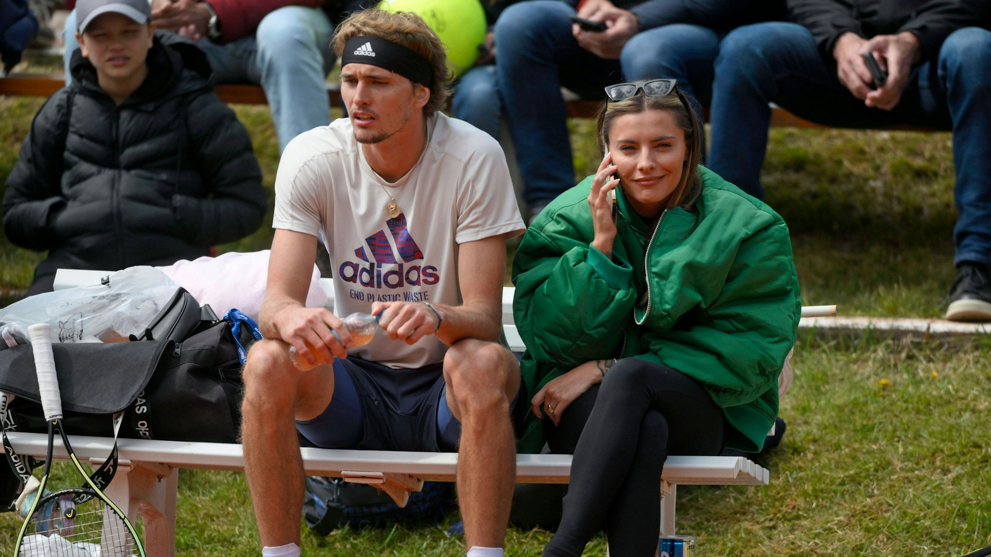 Alexander Sascha Zverev trainiert am Nebenplatz, seine Freundin Sophia Thomalla, auf der Bank begleitet ihn, manchmal telefonierend.