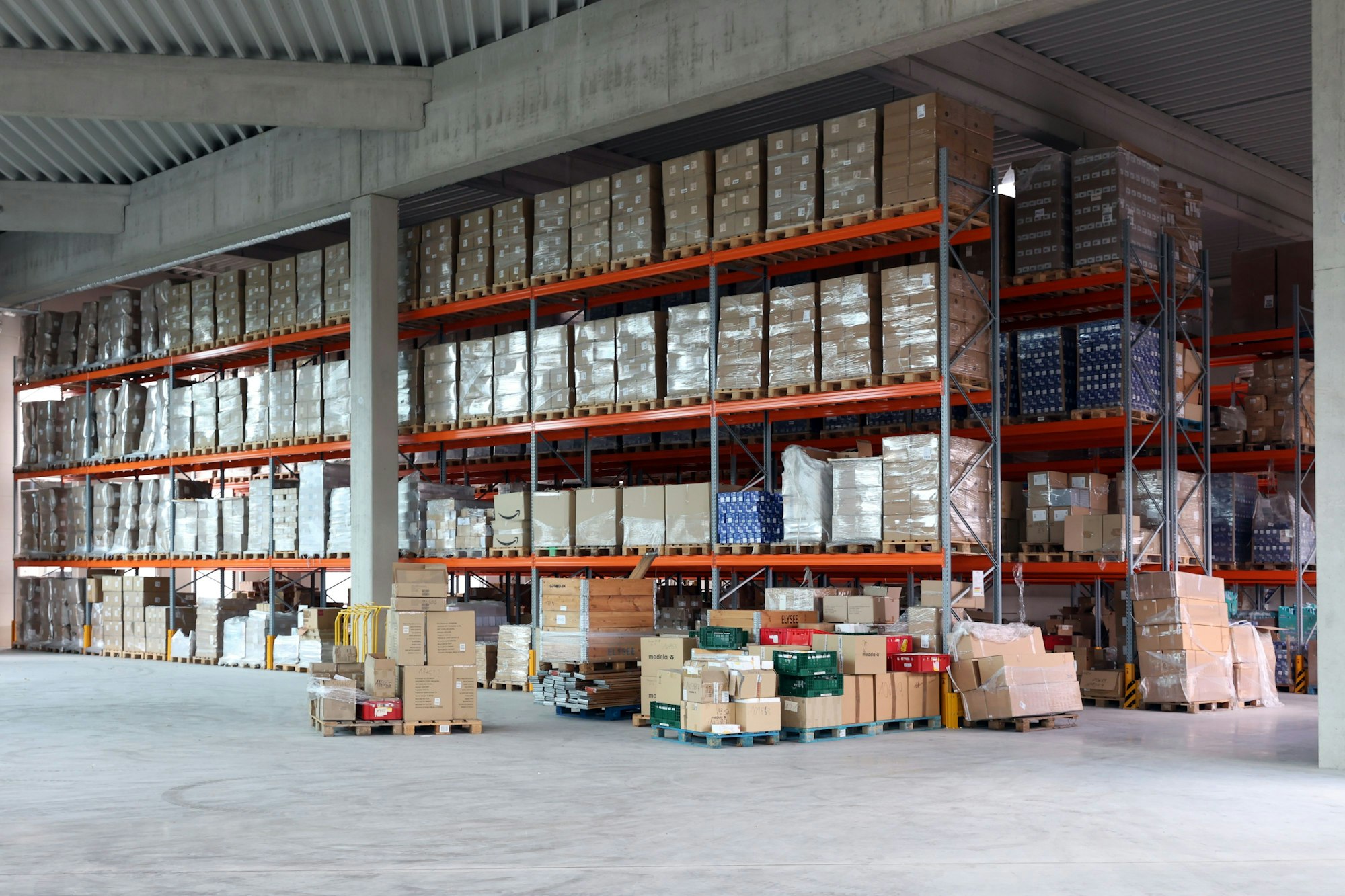 01.08.2023
Köln:
Sachspendenlager innatura gGmbH in Gremberghoven. Das Unternehmen wird 10 Jahre alt und ist eine Plattform für die Vermittlung fabrikneuer Produkte an soziale Einrichtungen.
Foto: Martina Goyert