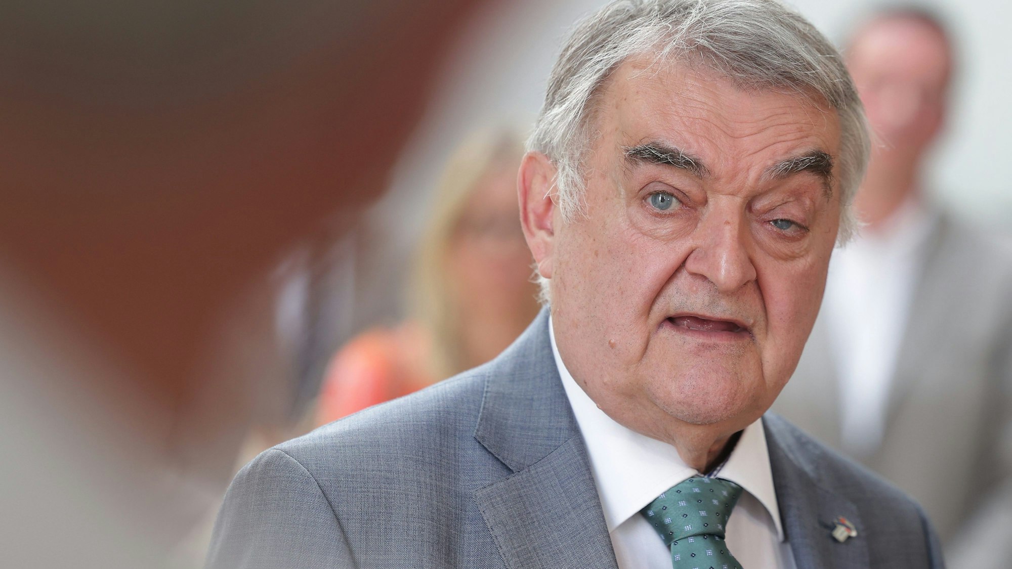 Herbert Reul (CDU), Innenminister von Nordrhein-Westfalen, schaut in die Kamera.